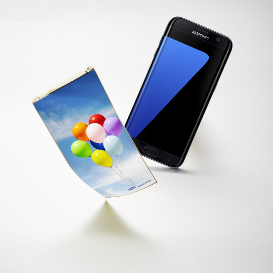 삼성디스플레이의 차세대 성장 동력으로 주목받고 있는 플렉서블 OLED를 적용한 모바일 제품들.  삼성디스플레이 제공